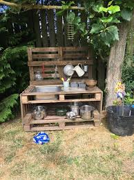 Matschkuche Fur Kinder Matschkuche Fur Kinder Matschkuche Fur Kinder Im Garten Schnell Selbstgemacht Aus P Outdoor Play Kitchen Backyard For Kids Mud Kitchen