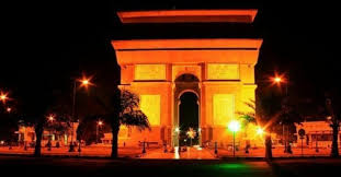 Monumen simpang lima gumul kediri terkenal karena kemegahan arsitektur dan keunikan bangunanan tepat menjadi tujuan wisata selain tiket masuknya gratis. Wisata Ke Simpang Lima Gumul Kediri Mirip Dengan Bangunan Di Prancis