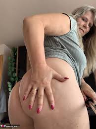 Overweight mature woman Sweet Susi takes nude selfies in her bedroom -  Pichunter