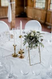 Schlichte Tischdeko In Gold Weiss Und Grun Hochzeitsdetails Hochzeit Hochzeitsfotograf
