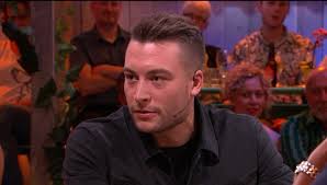 Toch wordt viktor overal feestend gespot: Gert Verhulst En Zoon Viktor Doken Allebei Het Bed In Met K3 Zangeressen
