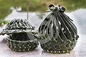 On the left another variation of the palm frond rose adding an extra twist/turn as i'm weaving it. 16 Palm Weaving Ideas Weaving Flax Weaving Coconut Leaves