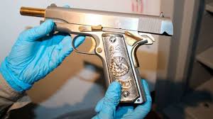 The official page of pistola45. Encontraron Armas Banadas En Oro Y Animales Exoticos En Una Finca Allanada En Mexico Infobae
