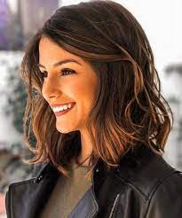 Cute Short Haircut On Dark Brown Wavy Hair Medium Bob Hairstyles Medium Length Hair Styles Haircuts For Wavy Hair