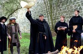 Transporté par l'expérience d'une tempête durant laquelle la foudre tomba tout près de lui, luther est incité à. Die Welt Der Drehorte Luther