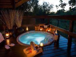 Den Whirlpool Im Garten Einbauen 30 Ideen Den Patio Zu Gestalten Whirlpool Garten Wirlpool Outdoor Whirlpool