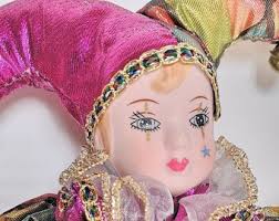 Payaso acompañante, Pierrot de cerámica, Payaso de porcelana, Bufón de lamé  dorado y morado, Muñeca de colección con cara y manos de cerámica, Regalo