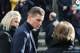 Haar mama drukte corinne poulidor (49) op het hart: Mathieu Van Der Poel Petit Fils Du Defunt Guest Sorties Des Obseques De Raymond Poulidor En L Eglise De Saint Leonard De Noblat Le 19 Novembre 2019 C Patr Purepeople