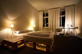 Palettenbett Und Paletten Nachttisch Selber Bauen Schlafzimmer Wg Zimmer Einrichtung Diy Bett Palettenbett Nachttisch Luxurioses Zimmer Wohnen Zimmer
