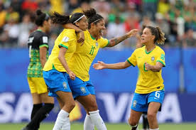 De 2009 a 2012, o santos foi considerado o time mais forte de futebol feminino do brasil, jogadoras como marta e cristiane, passaram pelo santos e o clube foi a base da seleção brasileira de futebol feminino, chegando a ter onze atletas convocadas de uma só. Na Estreia Da Copa Do Mundo Brasil Faz 3 A 0 Na Jamaica