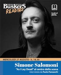 Simone Salomoni vive a Bologna. Docente della Bottega di Narrazione, la  scuola di scrittura creativa fondata da Giulio Mozzi, ha pubblicato il  romanzo “operaraprima” (Alter Ego). Alcune video installazioni ed  esperienze immersive