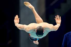 Milák kristóf új olimpiai csúccsal, 1:51.25 perces idővel olimpiai bajnok 200 méteres pillangóúszásban a tokiói játékokon. Swimming Rattled By Ripped Trunks Hungary S Milak Settles For Gold Reuters