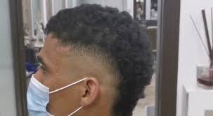 Vi presentiamo i tagli di capelli primavera estate 2022 anticipandovi gli hair trends dettati dalle star o proposti da. Italiano Napoli Anche Allan Si Rifa Il Look Taglio Moicano Per La Ripresa Napoli Supporters