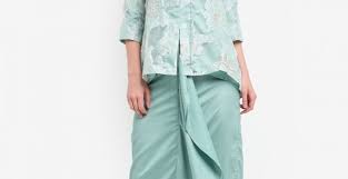 Di kesempatan ini kita akan membahas secara lengkap tentang salah satu kain yang sering digunakan sebagai bahan untuk membuat gaun pengantin (baik yang mengembang maupun tidak), yaitu kain. 49 Model Baju Kebaya Disertai Gambar Dan Penjelasan Lengkap