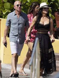 Jeff bezos' accusations of blackmail against national enquirer's publisher spark behind the scenes battle. Jeff Bezos Girlfriend Lauren Sanchez Steps Out With Amazon Billionaire On