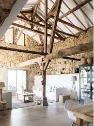 Design Contemporain Murs De Pierres Et Poutres Anciennes Font Un Parfait Mix Dans Cette Maison Du Sud Maison Interieur De Ferme Et Maison En Pierre