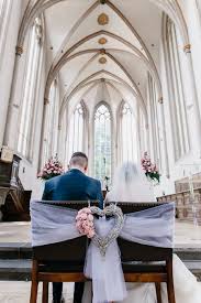 Die Stuhle Von Braut Und Brautigam In Der Kirche Mit Tull Zusammen Gebunden Und Mit Einem Herz Mi Kirchen Deko Hochzeit Kirchenschmuck Hochzeit Hochzeit Kirche