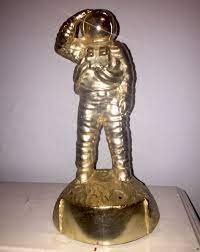 Btw they didn't know that they were going so it was a last minute and recycled outfit. Ever Wondered Why The Vma Statue Is A Moonman Mtv