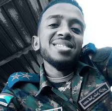 الزول دا أسمو متوكل ابوكندي كان يعمل كمسنجي في موقف الأبيض للنهود والآن  بحمل رتبة لواء في حركة اسمها تماذج دا خال الجيش الآن والناس تقول الجيش خط  أحمر ما تنكلموا فيه