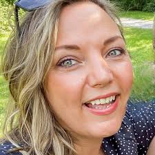 Are student cards with 2025 expiration dates valid for 2022 bookings?