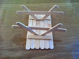 Minimal Picknicktafel Van Ijsstokjes Ijsstokjes Minimal Picknicktafel Basteln Mit Stabchen Bastelarbeiten Handgefertigte Weihnachtsdekorationen