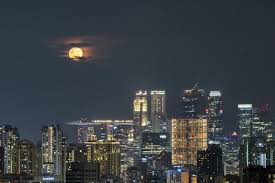 2021 年 5 月 26 日，是一个值得你提前下班放学，对着天空端好望远镜和相机的日子。 从傍晚开始，你将能看到「超级月全食」的天文奇观——今天的月亮是今年最大最近的满月，即俗称的超级月亮，又恰逢 2021 年唯一一次月全食，在这个过程中，你将. 2021å¹´é¦–æ¬¡ è¶…ç´šæœˆäº® ç¾èº«å¤œç©º åœ‹éš› é¦™æ¸¯æ–‡åŒ¯ç¶²