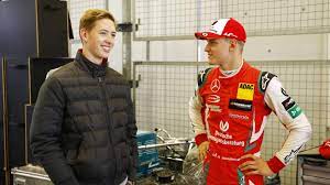 Fans des sohns von rekordweltmeister michael schumacher können sich ab sofort eine nachbildung seines helms sichern. Viel Los Bei Familie Schumacher Mick Feiert Und David Knutscht Am Strand