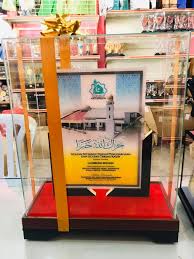 Ini salah satu kegunaan stiker mirror untuk membranding kotak nasi di hotel aziza. Kotak Cenderamata Plaque Famoyu Marketing Facebook