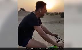 Akshay Kumar Shared The Most Lit Workout Video On Instagram See It To Believe It Akshay kumar is one such amazing actor in the bollywood industry to whom people admire most he never misses his workout even if he is shooting outdoors and often goes for a run as early as 4.30am.