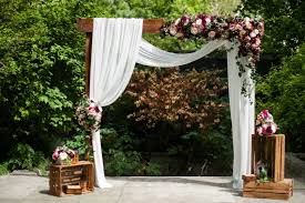 Einer Unserer Traubogen Dekoriert Mit Weissem Stoff Und Seidenblumen Pavillon Dekorationen Hochzeit Fotowande Bogen Hochzeit