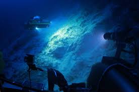 (ceologie marine / marine geo r ogy). Un Explorateur Sous Marin Retrouve Des Detritus Au Point Le Plus Profond Des Oceans