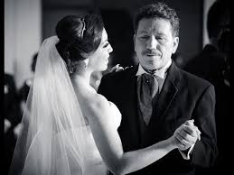 Es uno de los bailes más importantes de la noche y debe ser la novia quien escoja la canción ir más sé adecue a cada situación específica, aquí simplemente te doy unas ideas. 10 Canciones Para Bailar Con El Papa De La Novia