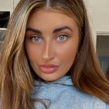 Leah Harrison's Instagram, Twitter & Facebook