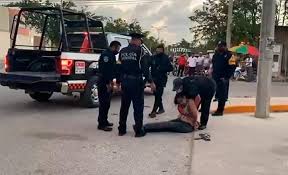 Policías de tulum provocaron la muerte de una mujer, tras someterla contra el piso la tarde de este 27 de marzo en quintana roo. Yqzxq122jrpkqm