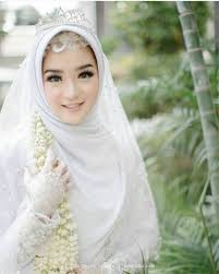 Gambar Mungkin Berisi 1 Orang Berdiri Dan Dekat Pengantin Berhijab Pengantin Mahkota Pengantin