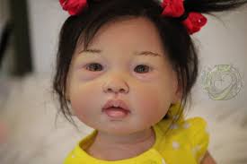 She doesn't know it's a statue and doesn't even know how much it weighs!  But she only saw a person who needed help.. Look at the world with the  heart of a