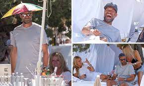 Liverpool Boss Jurgen Klopp Wears Umbrella Hat In Ibiza Daily Mail Online