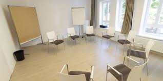 Pfarrkirche st.ansgar 1933 wurde das grundstück niendorfer kirchenweg gekauft und eine einschiffige kirche aus rotem backstein mit kleinem dachreiter für die kirchenglocke errichtet. St Ansgar Haus Hamburg Bildungs Und Tagungshaus Des Erzbistums Hamburg