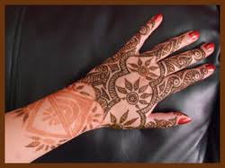 The citric acid & essential oils in the glaze seem to help get darker color in the finished tattoo. How Does Henna Work The Artful Cricket