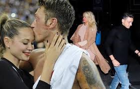 Yıldız futbolcu mesut özil, son albümü beğenilmeyen eski sevgilisine moral verdi. Mesut Ozil In Sevgilisi Mandy Capristo Ozil I Sildi