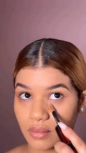 Aquí les enseño cómo viaje a otra ciudad a maquillar a una clienta… more