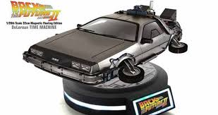 Cette planche de skate board a été réalisée par l'artiste français nils guadagnin. Une Replique Delorean Et Hoverboard Flottant Geekoupasgeek