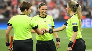 Stephanie frappart became the first female referee to officiate a ligue 1 match when she took charge of the match between amiens and strasbourg on sunday. Stephanie Frappart Klopp Applauds Performance Of Referee As Com