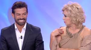 Soprattutto non mancano mai le attesissime anticipazioni sulla puntata di oggi , interviste realizzate. Uomini E Donne Svelati I Compensi Per Tina Cipollari E Gianni Sperti Quanto Guadagnano Foto Ultime Notizie Flash