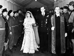 Mientras el duque de edimburgo permanece ingresado recuperándose de una intervención cardiaca, su mujer recupera el ánimo dando la bienvenida a dos nuevas mascotas. Rumores De Infidelidades Y La Leccion Que Aprendieron Juntos La Reina Isabel Ii Y Su Esposo Felipe Celebraron Su 73 Aniversario De Casados Infobae