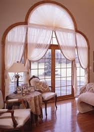 ستائر للنوافذ الطويلة تزيين نافذة ضيقة بالستائر ما هو الخيار المناسب لك خيارات الستائر للنوافذ المخصصة