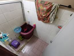 Nak cari tiles atau lantai yang sesuai, bolehlah ke kedai barang binaan rumah, ada sebenarnya. Hanya Gunakan Cat Tandas Lama Terus Bertukar Jadi Baru Memang Cantik Pesona Pengantin