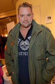 Sein vater ralf hat den kampf gegen das virus indes verloren. Lindenstrasse Toter Benny Beimer Kehrt Zuruck Gala De
