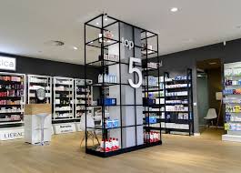 The apotheke aspires to cultivate and procure the highest quality products. Design Und Reform Moderner Apotheken In Zaragoza Regale Fur Die Moderne Apotheke Apotheke Apotheken Design Die Drogerie Fur Mode Eczacilik Raf Evler