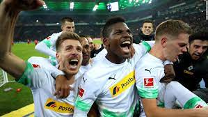 Robert lewandowski (2., 34., 66. Borussia Monchengladbach Beats Bayern Munich To Stay Top Of Bundesliga Cnn